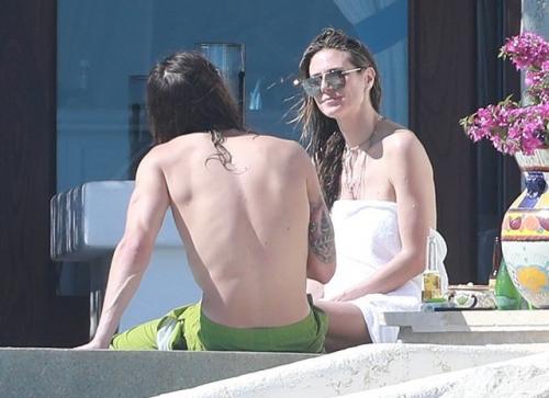 "Они им в сыновья годятся": знаменитости и их юные любовники