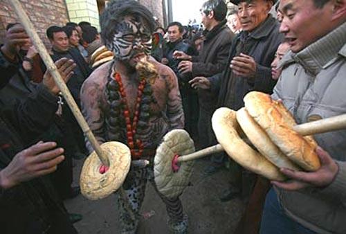 Танец разъяренного тигра изгоняет нечистую силу