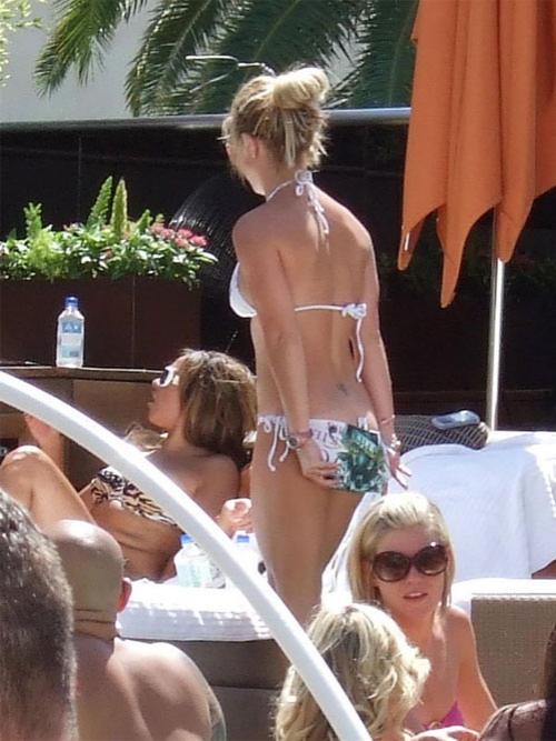 Бритни борется за звание секс-символа: она снова красуется в бикини