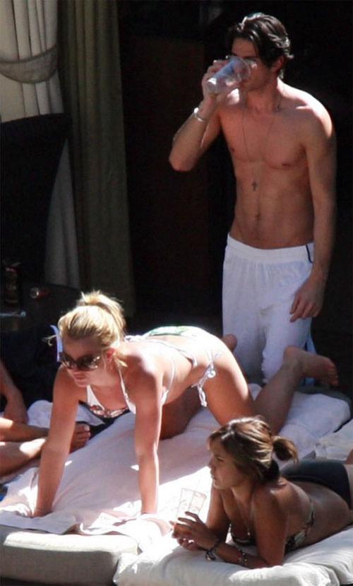 Бритни борется за звание секс-символа: она снова красуется в бикини