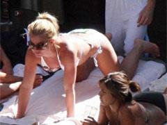 Бритни борется за звание секс-символа: она снова красуется в бикини