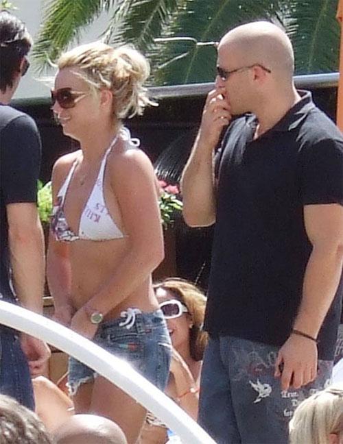 Бритни борется за звание секс-символа: она снова красуется в бикини