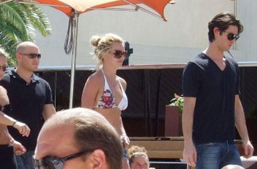 Бритни борется за звание секс-символа: она снова красуется в бикини