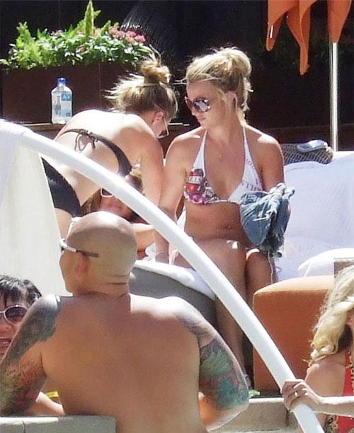 Бритни борется за звание секс-символа: она снова красуется в бикини