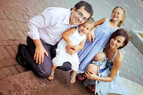 Певицы и певцы, которым сцена не помешала стать многодетными мамами и папами