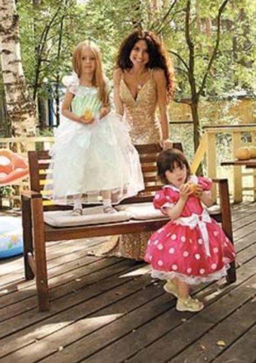 Певицы и певцы, которым сцена не помешала стать многодетными мамами и папами