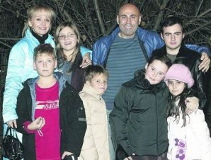 Певицы и певцы, которым сцена не помешала стать многодетными мамами и папами