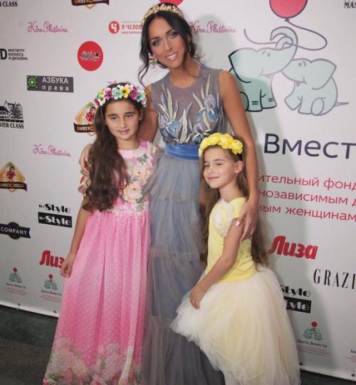 Певицы и певцы, которым сцена не помешала стать многодетными мамами и папами