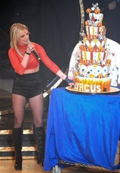 Бритни Спирс отметила  день рождения глубоким декольте