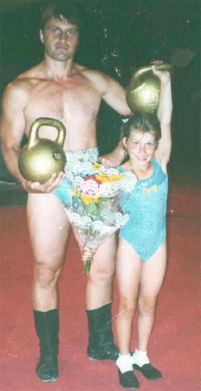 15-летняя девочка берет вес в 700  килограмм!