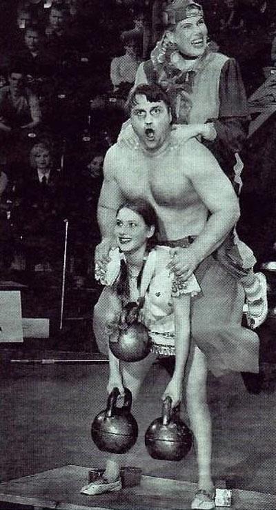 15-летняя девочка берет вес в 700  килограмм!