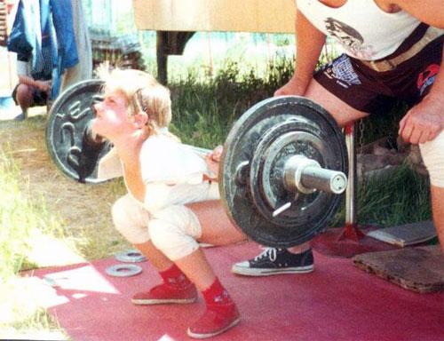 15-летняя девочка берет вес в 700  килограмм!