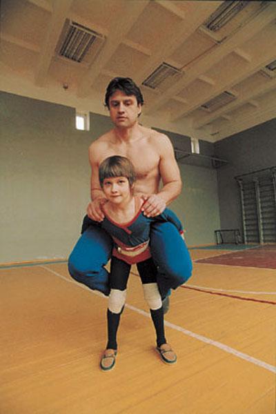 15-летняя девочка берет вес в 700  килограмм!