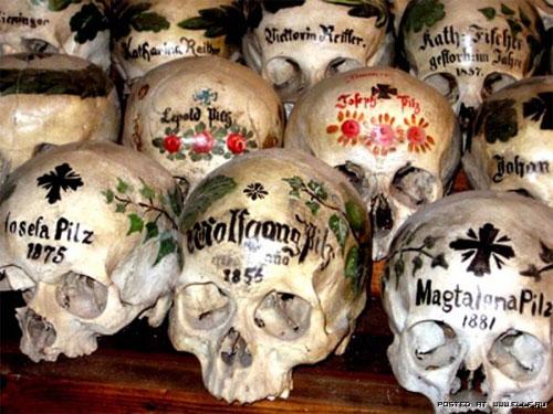 Австрийский оссуарий пугает расписными черепами