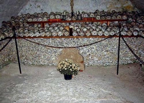 Австрийский оссуарий пугает расписными черепами