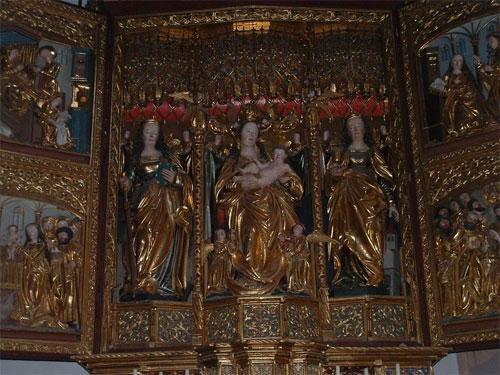 Австрийский оссуарий пугает расписными черепами