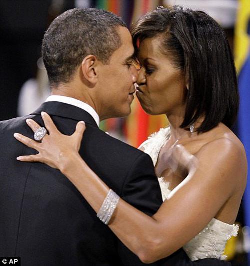 Обама целовался с женой во время инаугурации