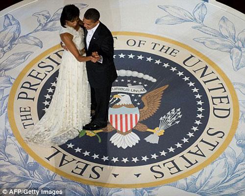 Обама целовался с женой во время инаугурации