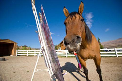 Конь-художник выставляется в галерее Италии