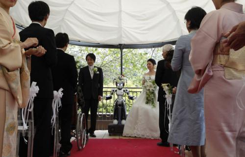 Японцев поженил робот