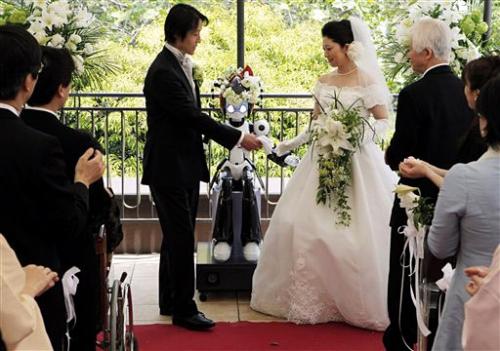 Японцев поженил робот