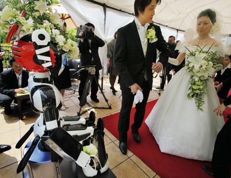 Японцев поженил робот