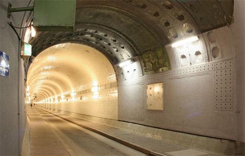 Cамый необычный туннель проходит под Эльбой