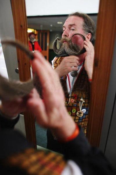 В Британии собрались усачи — бородачи со всего света