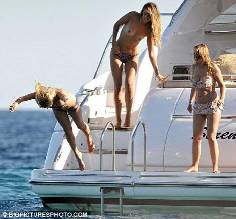 Кейт Мосс предпочитает на отдыхе эль, сигареты и секс