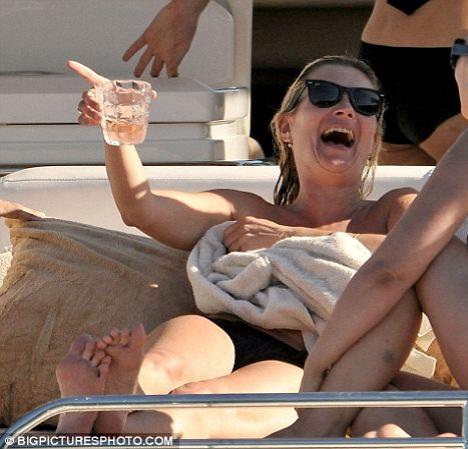 Кейт Мосс предпочитает на отдыхе эль, сигареты и секс