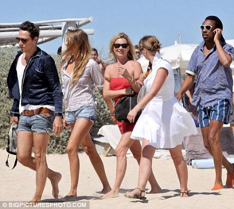 Кейт Мосс предпочитает на отдыхе эль, сигареты и секс