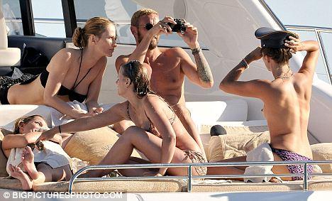 Кейт Мосс предпочитает на отдыхе эль, сигареты и секс