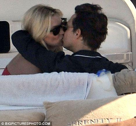 Кейт Мосс предпочитает на отдыхе эль, сигареты и секс