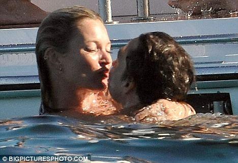 Кейт Мосс предпочитает на отдыхе эль, сигареты и секс