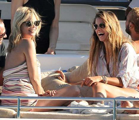 Кейт Мосс предпочитает на отдыхе эль, сигареты и секс