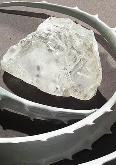 В ЮАР нашли уникальный белый алмаз размером с куриное яйцо