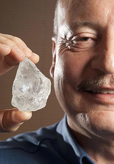 В ЮАР нашли уникальный белый алмаз размером с куриное яйцо