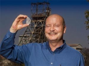 В ЮАР нашли уникальный белый алмаз размером с куриное яйцо