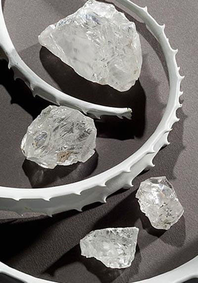 В ЮАР нашли уникальный белый алмаз размером с куриное яйцо