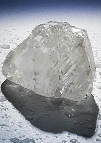 В ЮАР нашли уникальный белый алмаз размером с куриное яйцо