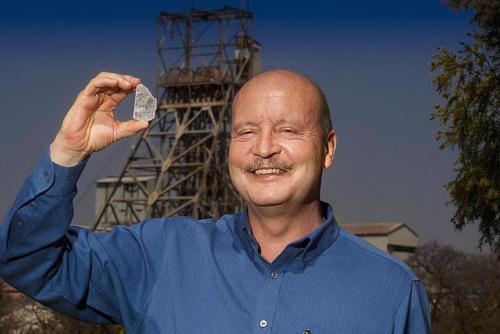 В ЮАР нашли уникальный белый алмаз размером с куриное яйцо