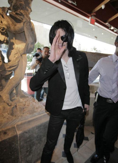 Майкл Джексон возвращается с новым лицом!