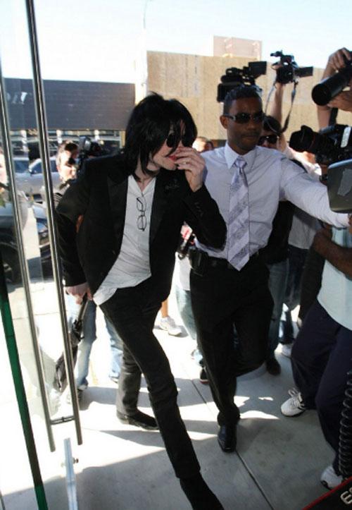 Майкл Джексон возвращается с новым лицом!