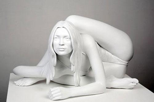 Живую Кейт Мосс выставили на витрине и запечатлели в бронзе