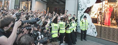 Живую Кейт Мосс выставили на витрине и запечатлели в бронзе