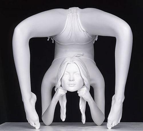 Живую Кейт Мосс выставили на витрине и запечатлели в бронзе