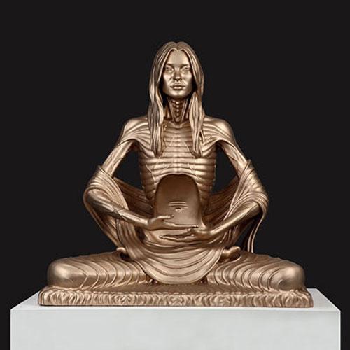 Живую Кейт Мосс выставили на витрине и запечатлели в бронзе