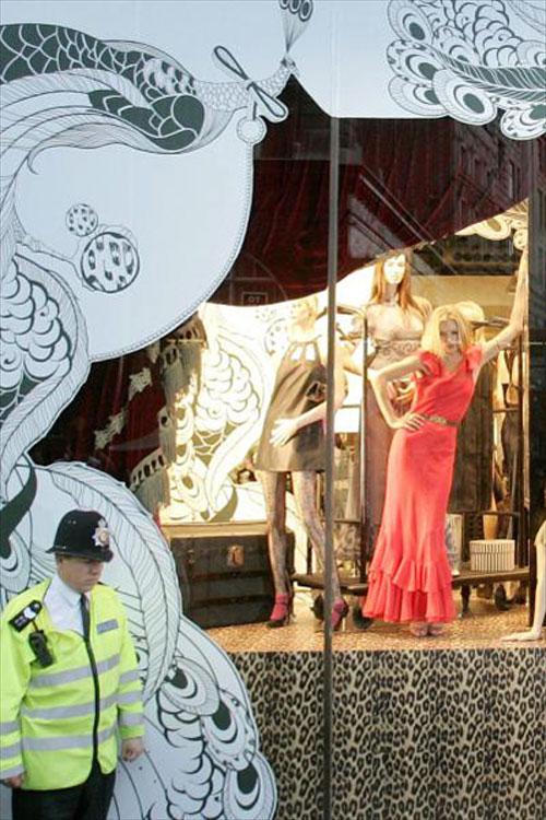 Живую Кейт Мосс выставили на витрине и запечатлели в бронзе