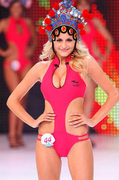 Названа "Мисс Бикини Мира 2010"