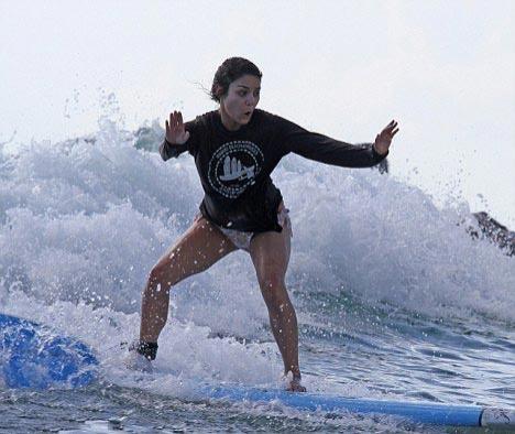 Ванесса Хадженс ловит волну на Гавайях